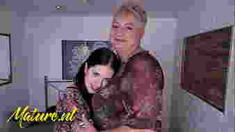 Leszbikus nagymama egy 19 éves lánnyal szexel