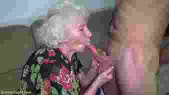 Duci szőrös puncis 91 éves nagyi szexel