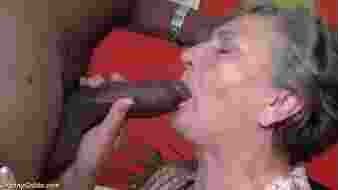 80 éves nagymama először kefél fekete faszival, durva hátulról és arcra élvezés