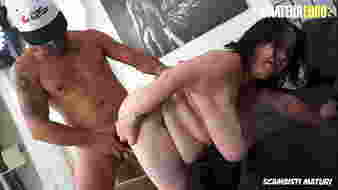 Olasz dagadt nagymama fiatal faszra ül első pornófilmjében