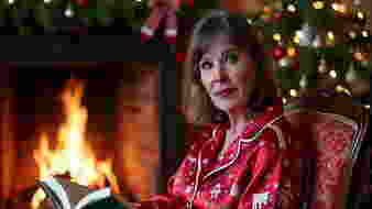 Idős hölgy állva kutyapózban megdugva és elélvezés benne