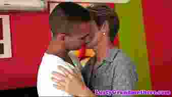 Érett szépség keményen megdugva szopás után, nagy cicikkel és spricceléssel