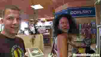 érett hölgyet felcsípik és megdugják egy elhagyatott épületben