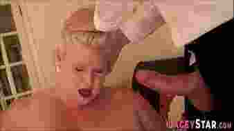 Birtokló brit nagymama mély torokkal és nagy cicikkel