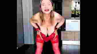 Vörös harisnyás idős hölgy sima puncit dildózik otthon