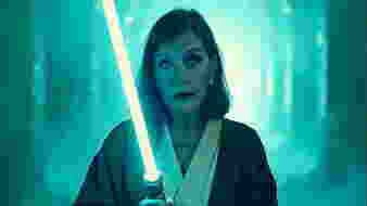 Idős hölgy cosplayben mély torokkal és kézi örömökkel - Csillagok háborúja ihlette