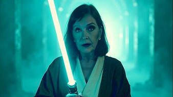 Idős hölgy cosplayben mély torokkal és kézi örömökkel - Csillagok háborúja ihlette