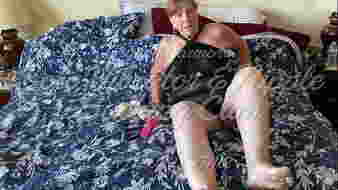 Vénasszony magában vibrátorral és mellbimbószopogatás, elélvezésig