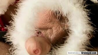 Nagyon öreg, szőrös punci fiatal kan farkával döngetve