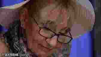 Felizgult nagymama munkaidőben megdugva, nyalva és dögivel