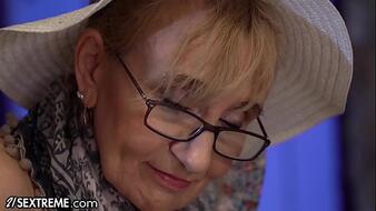 Felizgult nagymama munkaidőben megdugva, nyalva és dögivel