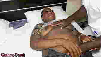 Orvos kúrja a betegét, aki orvosi vizsgálatra jött