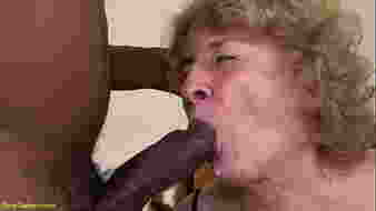 Vörös hajú idős hölgy durva anális kalandja óriás fekete fasszal