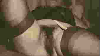 Vintage idősebb hölgy szőrös puncijával késztet csábítóra