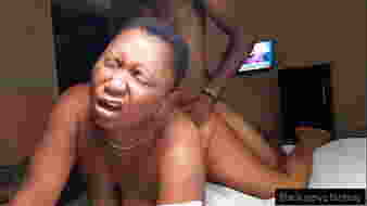 Idős hölgy durva meghallgatáson spriccelésig felizgatva