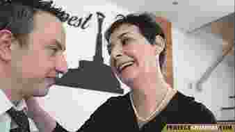 Nagymellű nagymama és természetes nagy cicik