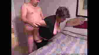 Szegény nagyi segítségért könyörög, de seggből kefélik ki