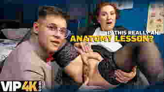 Orosz érett nő tanítja a fiúkat az anatómián, harisnyában és keményen