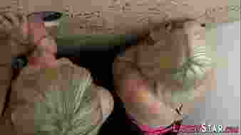 Érett brit nők dicsőítőlyuknál szopnak és mellbasznak