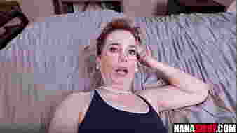 Vörös hajú idős nő mély torokig szopja és megdugja az unokája