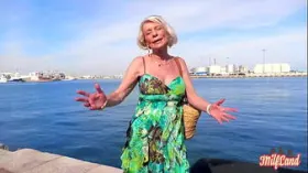 Éva egy nagymama aki szereti magát mutogatni