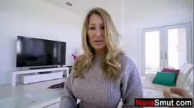 Felizgult nagymama kéri unokáját, hogy dugja meg