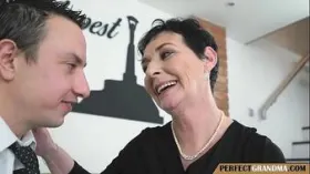 Nagymellű nagymama és természetes nagy cicik