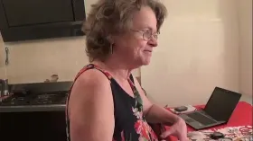 Felizgult olasz nagymama harisnyában, aki szívesen szopik és baszik