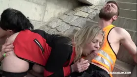 Felizgult érett szőke nő egyszerre szop két építőmunkást