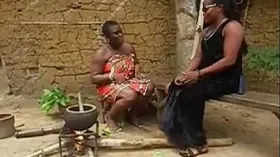 Elkaptak, ahogy a bátyámmal dugok a nagyanyám házában, majd csatlakozott hozzánk, kint Afrikában