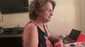 Idős olasz nagyi bármilyen faszt beenged a seggébe